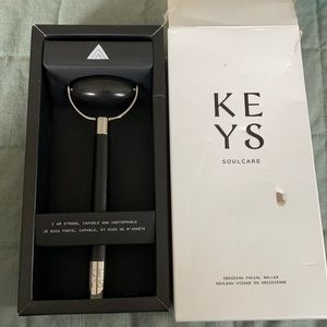 Brand new obsidian facial roller